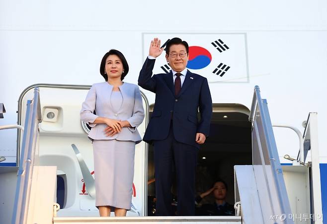 [요하네스버그=뉴시스] 최동준 기자 = G20 정상회의 일정을 마친 이재명 대통령과 김혜경 여사가 23일(현지 시간) 남아프리카공화국 요하네스버그 국제공항에서 튀르키예 앙카라로 출발하기 위해 공군 1호기에 탑승해 인사하고 있다. 2025.11.24. photocdj@newsis.com /사진=
