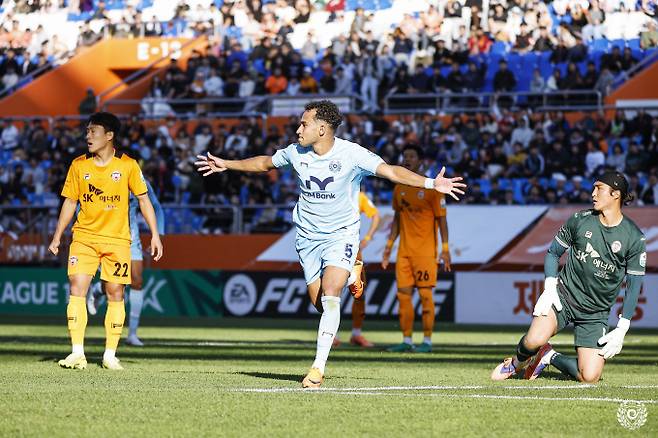 대구FC가 제주SK FC와의 37라운드에서 무승부에 성공하며 잔류 희망을 키웠다. 사진은 지난 23일 제주SK FC와의 경기에서 데뷔골을 터트린 지오바니의 모습. /사진=대구FC 제공