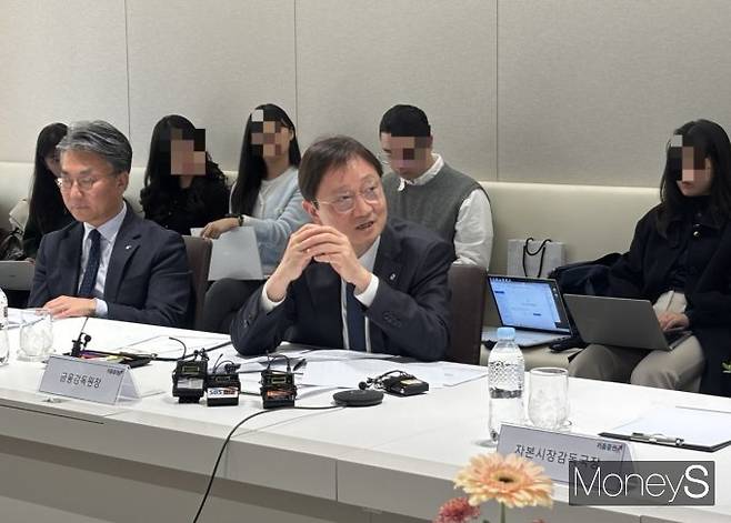 24일 서울 여의도 키움증권 본사를 방문한 이찬진 금융감독원장(가운데). /사진=염윤경 기자