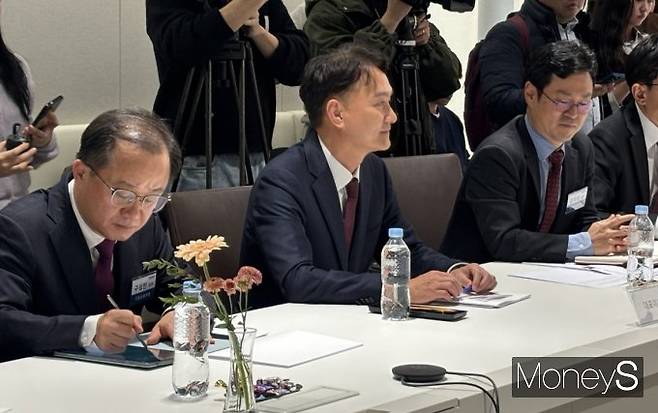 엄주성 키움증권 대표(가운데)는 "모험자본 공급을 적극 확대하겠다"고 밝혔다. /사진=염윤경 기자