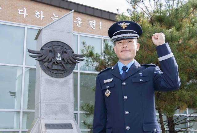 군 부사관·장교, 육군 군무원에 이어 4번째로 군번을 받고 조종사가 된 황희일 신임 소위. 공군 제공