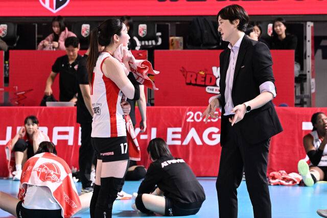 페퍼저축은행 장소연 감독이 경기 후 바로 주장 고예림과 이야기를 나누고 있다 / 한국배구연맹(KOVO)