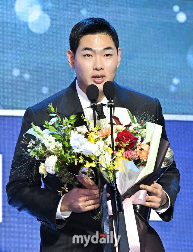 두산 홍성호가 24일 오후 서울 잠실 롯데호텔 월드에서 진행된 '2025 KBO 시상식'에서 퓨처스리그 북부리그 타자상을 수상하고 있다. 'KBO 시상식'은 퓨처스리그 투·타 개인 부문별 1위 선수 시상을 시작으로 KBO 리그 투·타 개인 부문별 1위 선수, KBO 심판상, 각 포지션별 KBO 수비상, 신인상 및 MVP 시상으로 진행된다./잠실 = 송일섭 기자