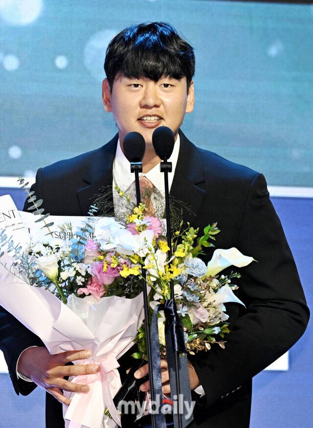 한화 장규현이 24일 오후 서울 잠실 롯데호텔 월드에서 진행된 '2025 KBO 시상식'에서 퓨처스리그 북부리그 타율상을 수상하고 있다. 'KBO 시상식'은 퓨처스리그 투·타 개인 부문별 1위 선수 시상을 시작으로 KBO 리그 투·타 개인 부문별 1위 선수, KBO 심판상, 각 포지션별 KBO 수비상, 신인상 및 MVP 시상으로 진행된다./잠실 = 송일섭 기자