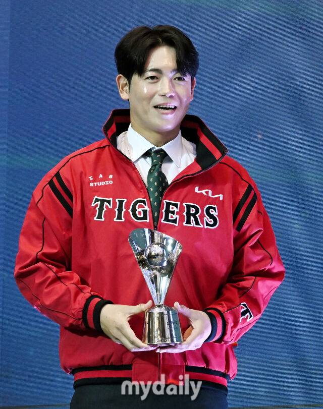 KIA 이태양이 24일 오후 서울 잠실 롯데호텔 월드에서 진행된 '2025 KBO 시상식'에서 포즈를 취하고 있다. 'KBO 시상식'은 퓨처스리그 투·타 개인 부문별 1위 선수 시상을 시작으로 KBO 리그 투·타 개인 부문별 1위 선수, KBO 심판상, 각 포지션별 KBO 수비상, 신인상 및 MVP 시상으로 진행된다./잠실 = 송일섭 기자