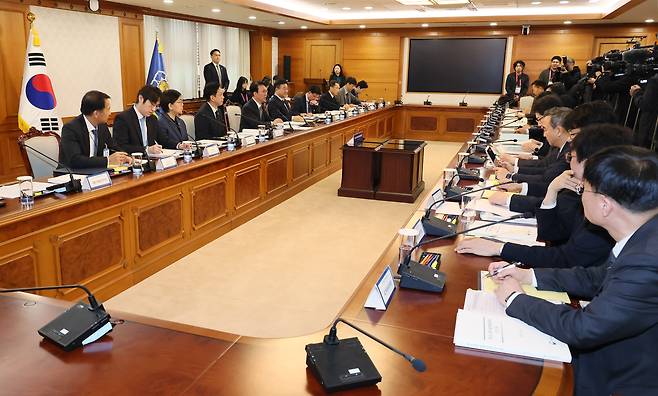 김민석 국무총리가 24일 서울 종로구 정부서울청사에서 열린 과학기술관계장관회의에서 발언하고 있다. [연합]