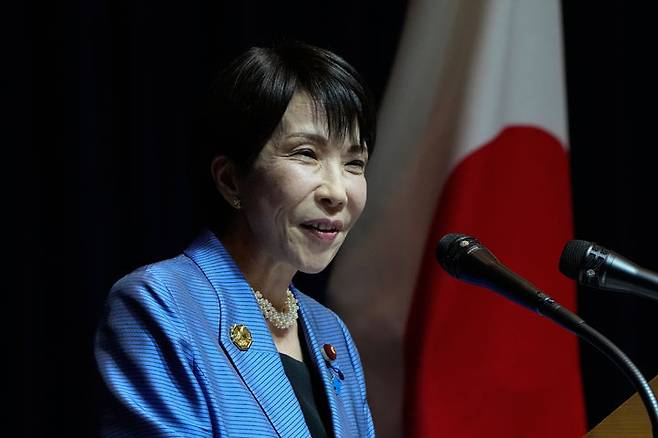 [경주=AP/뉴시스]다카이치 사나에(高市早苗) 일본 총리가 '대만 유사시 개입' 발언으로 중국과 관계가 악화된 가운데, 지지율은 여전히 고공행진을 이어가고 있다. 사진은 다카이치 총리가 지난 1일 경주에서 열린 아시아태평양경제협력체(APEC) 정상회의 후 기자회견에서 발언하고 있는 모습. 2025.11.24.