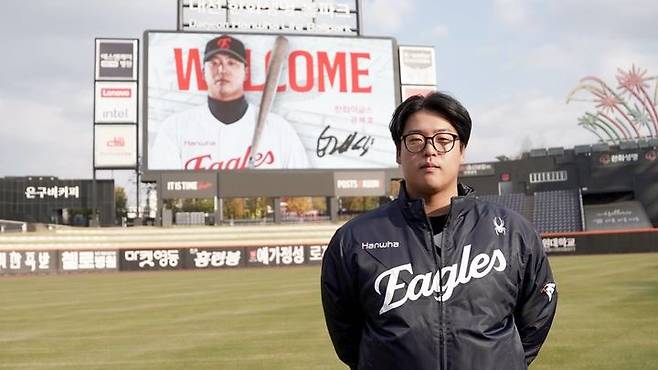 [서울=뉴시스] 강백호가 20일 대전 한화생명볼파크에서 프로야구 한화 이글스와 프리에이전트(FA) 계약을 마친 뒤 기념사진을 찍고 있다. (사진=한화 이글스 제공) 2025.11.20. *재판매 및 DB 금지