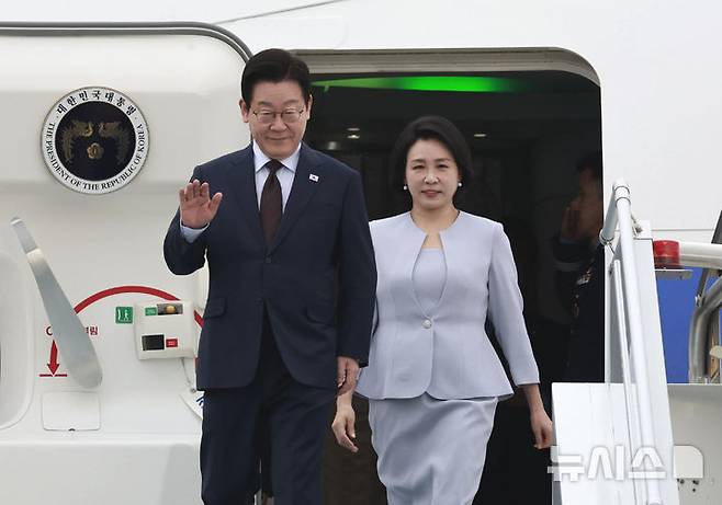 [앙카라=뉴시스] 최동준 기자 = 튀르키예를 국빈 방문한 이재명 대통령과 김혜경 여사가 24일(현지 시간) 앙카라 에센보아 국제공항에 도착해 공군 1호기에서 내리며 인사하고 있다. 2025.11.24. photocdj@newsis.com