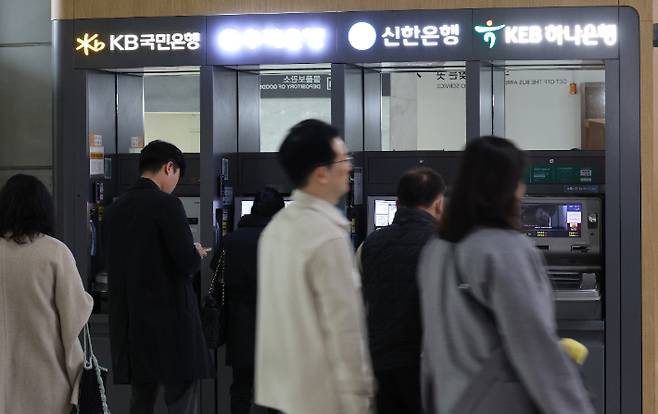 서울 시내에 설치된 4대 은행 현금자동입출금기(ATM). 연합뉴스