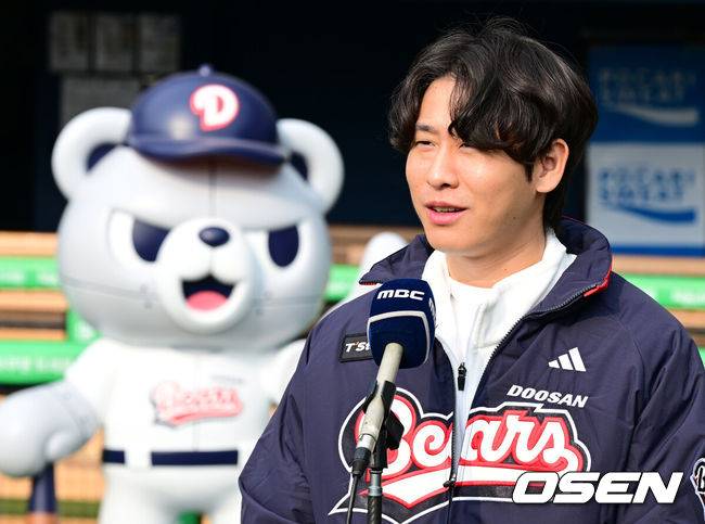 [OSEN=잠실, 지형준 기자] 프로야구 두산 베어스가 23일 오후 서울 잠실야구장에서 ‘2025&nbsp;곰들의 모임’을 개최했다.곰들의 모임은 한 시즌 동안 변함없는 응원을 보내준 최강&nbsp;10번타자 팬들에게 감사의 마음을 전하기 위해 마련된 팬 페스티벌이다.4년 최대 80억 원 초대형 FA 계약을 통해 두산으로 이적한 박찬호가 행사에 앞서 방송 인터뷰를 하고 있다. 2025.11.23 /jpnews@osen.co.kr