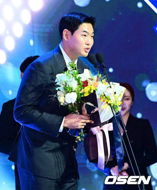 [OSEN=지형준 기자] 24일 오후 서울 잠실 롯데호텔 월드 크리스탈볼룸에서 ‘2025 신한 SOL뱅크 KBO 시상식’이 열렸다.KBO 시상식에서 가장 관심을 모으는 것은 단연 MVP 수상자다. 올해 MVP 레이스는 한화 코디 폰세와 삼성 르윈 디아즈의 2파전이다. 퓨처스리그 북부리그 타점상, 홈런상을 수상한 두산 홍성호가 소감을 말하고 있다. 2025.11.24 /jpnews@osen.co.kr