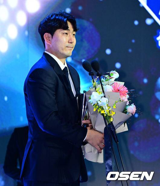 [OSEN=지형준 기자] 24일 오후 서울 잠실 롯데호텔 월드 크리스탈볼룸에서 ‘2025 신한 SOL뱅크 KBO 시상식’이 열렸다.KBO 시상식에서 가장 관심을 모으는 것은 단연 MVP 수상자다. 올해 MVP 레이스는 한화 코디 폰세와 삼성 르윈 디아즈의 2파전이다. 퓨처스리그 남부리그 평균자책점상, 승리상을 수상한 KT 조이현이 소감을 말하고 있다. 2025.11.24 /jpnews@osen.co.kr