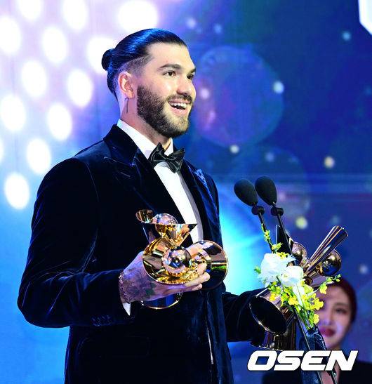 [OSEN=지형준 기자] 24일 오후 서울 잠실 롯데호텔 월드 크리스탈볼룸에서 ‘2025 신한 SOL뱅크 KBO 시상식’이 열렸다.KBO 시상식에서 가장 관심을 모으는 것은 단연 MVP 수상자다. 올해 MVP 레이스는 한화 코디 폰세와 삼성 르윈 디아즈의 2파전이다.&nbsp;KBO 평균자책점, 승리, 탈삼진, 승률상을 수상한 한화 폰세가 소감을 말하고 있다. 2025.11.24 /jpnews@osen.co.kr