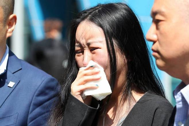 ‘국정 농단’ 사건 주범 최서원씨의 딸 정유라씨가 2022년 5월4일 서울 종로구 서울경찰청 민원실 앞에서 조국 전 법무부 장관 등 3인에 대한 명예훼손 등의 혐의 고소 취지를 설명하다 눈물을 보이고 있다. 뉴시스