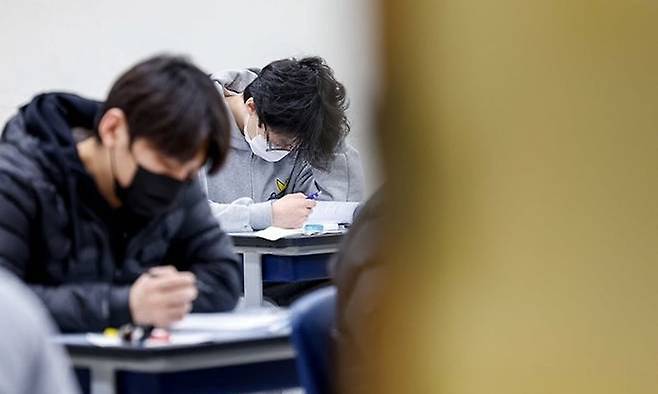 서울 종로구의 한 고등학교에서&nbsp;수험생들이 시험 시작을 기다리고 있다. 연합뉴스