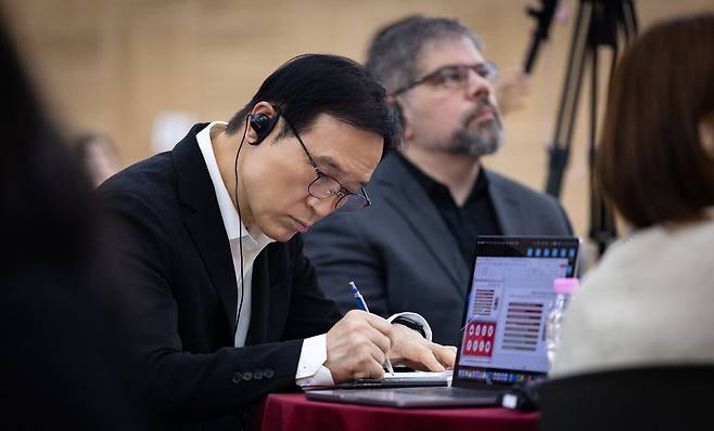 임태희 경기도교육감(왼쪽). 경기도교육청 제공