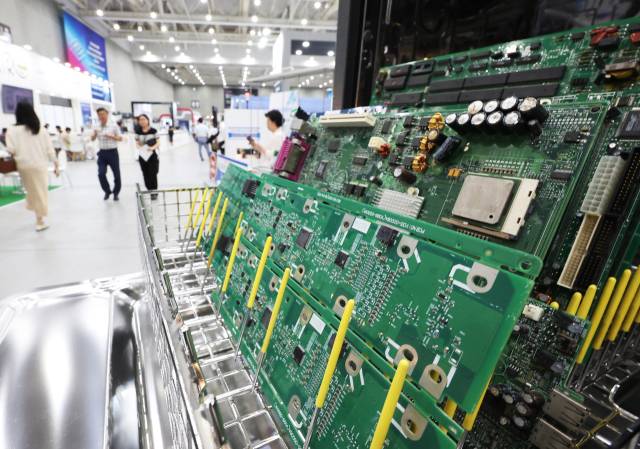 8월 28일 경기도 수원시 영통구 수원컨벤션센터에서 열리고 있는 ‘2025 차세대 반도체 패키징 산업전’을 찾은 관람객들이 다양한 전시품을 관람하고 있다. 연합뉴스.