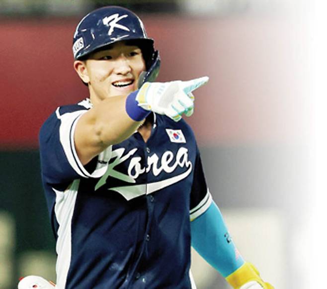 안현민이 지난 15일 일본 도쿄돔에서 열린 2025 K베이스볼 시리즈 일본과 평가전에서 4회말선제 투런홈런을 쏘아올린 뒤 그라운드를 돌고 있다.