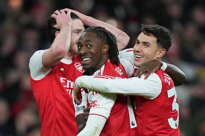 아스널 에제가 24일 토트넘전에서 골을 넣은 뒤 동료들의 축하를 받고 있다. AP연합뉴스