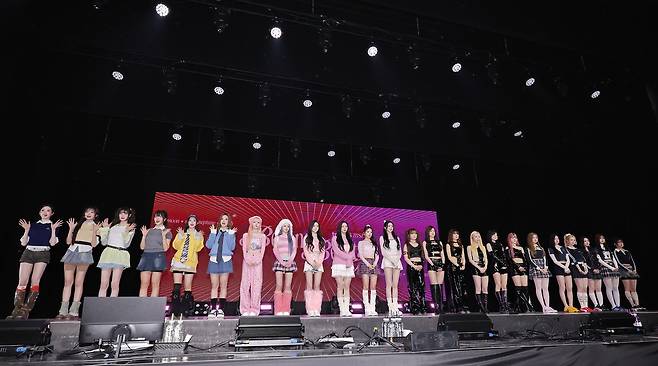 걸그룹 트리플에스가 24일 서울 용산구 블루스퀘어에서 열린 ‘비욘드 뷰티’ 앨범 발표회에서 포즈를 취하고 있다. 24인으로 구성된 트리플에스는 이번 앨범에서 문, 선, 넵튠, 제니스 네 디멘션(MSNZ·미소녀즈)으로 멤버를 나누어 활동한다. 연합뉴스