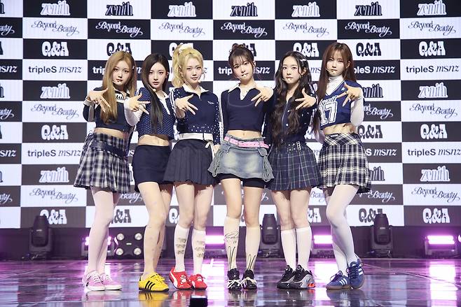 트리플에스 미소녀즈 ‘문’팀이 24일 서울 용산구 블루스퀘어에서 진행된 첫 앨범 ‘비욘드 뷰티’ 쇼케이스에서 포즈를 취하고 있다. 모드하우스 제공
