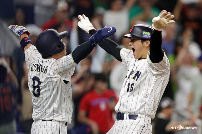 2023년 월드베이스볼 클래식에서 원태인을 상대로 홈런을 쏘아올린 곤도(왼쪽)를 맞이하는 오타니. /AFPBBNews=뉴스1