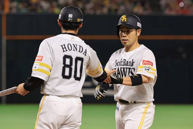 곤도 겐스케(오른쪽). /사진=소프트뱅크 호크스 공식 홈페이지