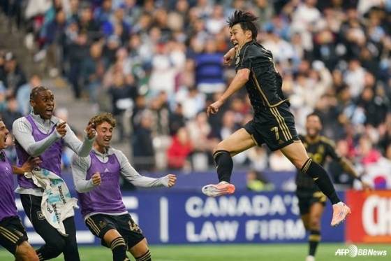 손흥민(오른쪽)이 지난 23일(한국시간) 캐나다 밴쿠버 BC 플레이스에서 열린 미국 메이저리그 사커(MLS)컵 플레이오프(PO) 콘퍼런스 준결승(8강)에서 프리킥 동점골을 넣고 펄쩍 뛰고 있다. /AFPBBNews=뉴스1