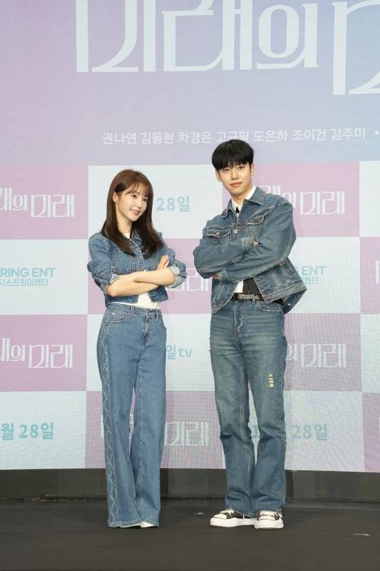 권나연·김동연이 취재진을 향해 포즈를 취하고 있다