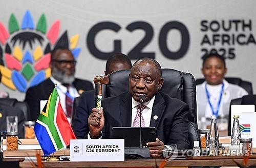 미국에 차기 의장국을 인계하고 G20 폐막을 선포하는 시릴 라마포사 남아공 대통령 [남아공 정부 공보실 제공/EPA=연합뉴스]]