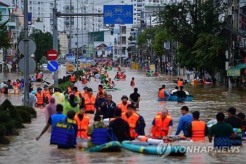 홍수로 물에 잠긴 베트남 나짱 [AFP 연합뉴스. 재판매 및 DB 금지]