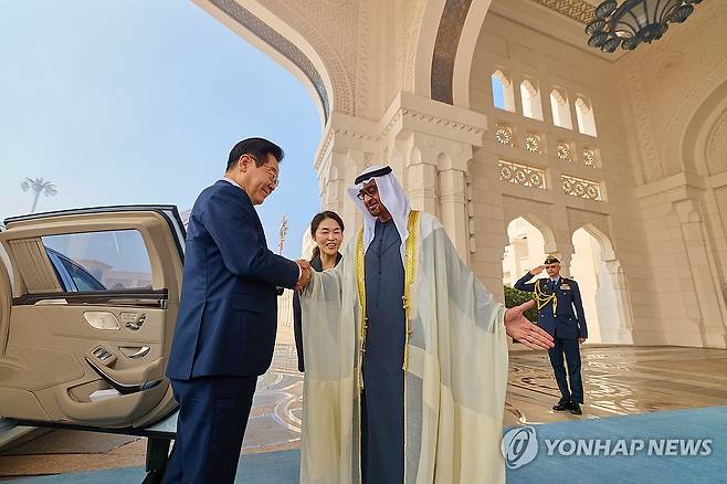 이재명 대통령, UAE 대통령궁 도착 (아부다비=연합뉴스) 김도훈 기자 = 아랍에미리트(UAE)를 국빈 방문 중인 이재명 대통령이 18일(현지시간) 아부다비 대통령궁에서 영접나온 무함마드 빈 자이드 알 나흐얀 대통령과 인사하고 있다. 2025.11.18 [공동취재 제공. 재판매 및 DB 금지] superdoo82@yna.co.kr