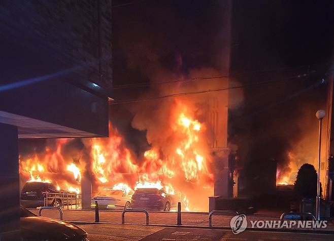 신월동 아파트 화재 (서울=연합뉴스) 21일 오전 5시 33분께 서울 양천구 신월동의 9층 규모 아파트 1층 필로티 주차장에서 불이 나 약 2시간 30분 만에 완전히 꺼졌다.
    이 불로 아파트 주민 50명이 연기를 마시는 등 부상을 입고 병원으로 옮겨졌다. 주민 27명은 스스로 대피했고, 10명이 소방대원의 대피 유도를 받아 아파트에서 빠져나왔다. 22명은 소방에 의해 구조됐다. 2025.11.21 [독자 제공. 재판매 및 DB금지] photo@yna.co.kr