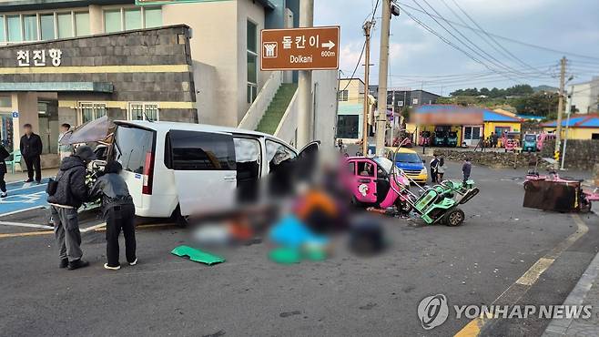 제주 우도 승합차 돌진 사고 (제주=연합뉴스) 24일 제주 우도 천진항에서 60대 운전자가 몰던 승합차가 도항선 대합실 옆 도로표지판 기둥을 향해 돌진해 관광객들이 다치는 발생했다.
    사진은 제주시 우도 사고 현장. 2025.11.24 [독자 제공. 재판매 및 DB 금지] dragon.me@yna.co.kr