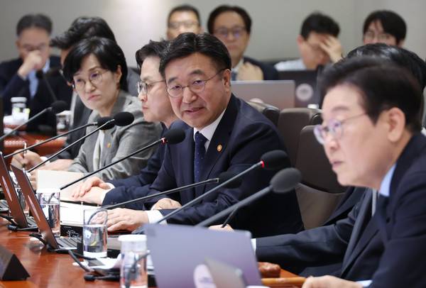 윤호중 행안부 장관이 11일 용산 대통령실에서 열린 국무회의에서 발언하고 있다. 이후 지난 20일 행정안전부는 12·3 비상계엄에 참여한 행안부 소속 공직자 등에 대한 내부 조사를 신속히 마무리하기 위해 '행정안전부&nbsp;헌법존중&nbsp;정부혁신 TF'를 가동한다고 밝혔다. 2025.11.11 [사진=연합뉴스]