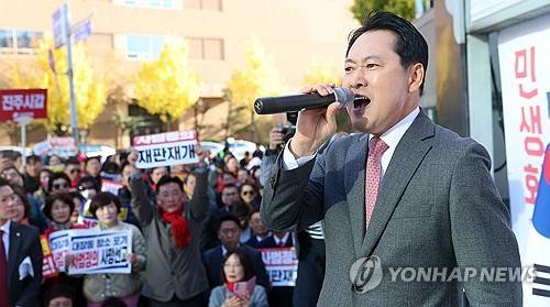 국민의힘&nbsp;장동혁&nbsp;대표가 23일 오후 경남 창원시 성산구 중앙동에서 열린 '민생회복 법치수호 국민대회'에 참석해 발언하고 있다. 2025.11.23 [사진=연합뉴스]