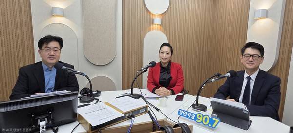 이도형 앵커, 류미나 국민의힘 중앙여성위원회 부위원장, 박광운 더불어민주당 부대변인 2025.11.24 [경인방송 시사뉴스팀]