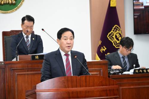심재국 평창군수가 25일 평창군의회 본회의장에서 열린 ‘평창군회의 제309회 정례회’에서 2026년도 예산안 제출에 따른 시정연설을 하고 있다.