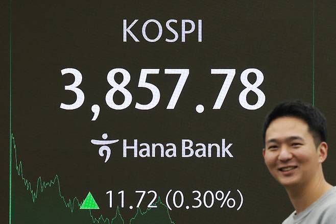 25일 서울 중구 하나은행 본점 딜링룸에서 딜러들이 업무를 보고 있다. (사진=연합뉴스)