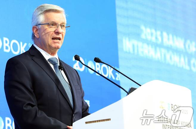 크리스토퍼 월러 미국 연방준비제도 이사가 2일 오전 서울 중구 한국은행 신축별관 컨퍼런스홀에서 열린 'BOK 국제컨퍼런스'에서 기조연설을 하고 있다. 2025.6.2/뉴스1 ⓒ News1 김명섭 기자
