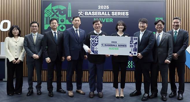(왼쪽부터) 9월 29일 서울시 강남구에 위치한 한국야구회관에서 남정연 한국야구위원회(KBO) 경영본부장보, 김남우 KBOP 사업본부장, 박근찬 KBO 사무총장, 문정균 KBOP 대표이사, 허구연 KBO 총재, 최수연 네이버 대표, 구동현 부문장, 이재후 부문장, 주건범 리더가 프레젠팅 파트너 체결식을 진행했다. (네이버 제공)