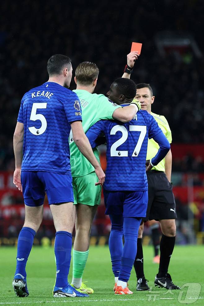 에버턴 이드리사 게예(27번)가 25일(한국시간) 열린 2025-26 EPL 맨체스터 유나이티드와 원정 경기에서 동료 수비수 마이클 킨(5번)의 뺨을 때렸다가 퇴장당했다. ⓒ AFP=뉴스1