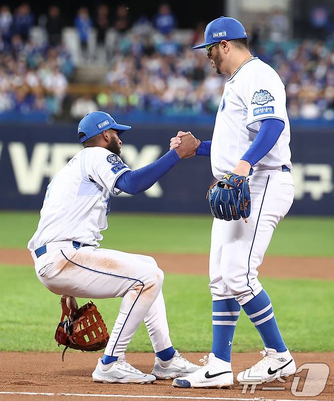 21일 대구삼성라이온즈파크에서 열린 2025 신한 SOL뱅크 KBO 포스트시즌 플레이오프 3차전 한화 이글스와 삼성 라이온즈의 경기, 1회초 1사 주자 없는 상황에서 삼성 1루수 디아즈가 한화 리베라토의 1루수 앞 땅볼 때 포구 실책을 한 후 후라도의 도움을 받아 일어나고 있다. 2025.10.21/뉴스1 ⓒ News1 김성진 기자