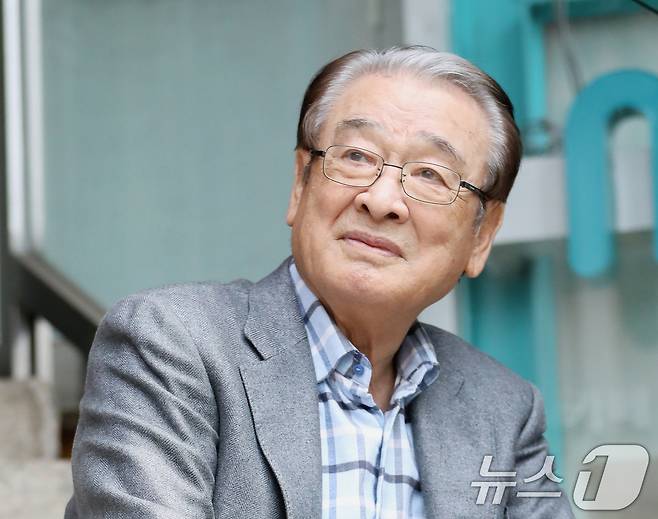 70년간 연기 인생을 이어오며 세대를 넘어 사랑받은 배우 이순재가 25일 새벽 91세 일기로 별세했다. 지난해부터 건강이 약해진 그는 병원 치료를 받으며 복귀에 힘썼지만 결국 유명을 달리했다. (뉴스1 DB) 2025.11.25/뉴스1