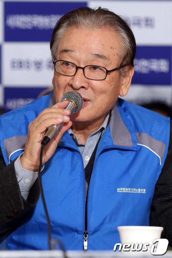 한국방송연기자노동조합이 출연료 미지급 문제로 KBS 촬영거부에 들어간 가운데 20일 오후 서울 여의도 한 음식점에서 열린 출연료 미지급 긴급기자회견에서 배우 이순재가 발언을 하고 있다. (뉴스1 DB) 2012.11.20 /뉴스1