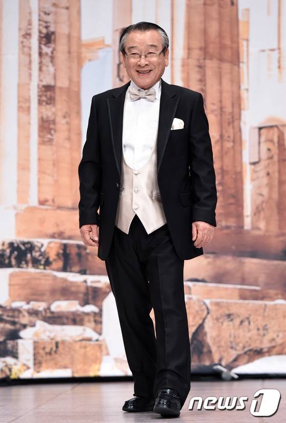 순재우스 여행 잘 다녀 왔어요. 배우 이순재가 24일 오후 서울 여의도 63시티에서 열린 tvN '꽃보다 할배' 제작발표회에 참석해 포즈를 취하고 있다. ⓒ News1 권현진 기자