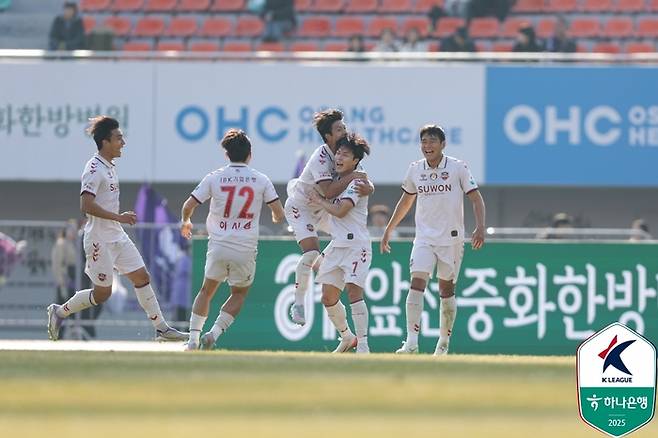득점 후 동료들과 기뻐하는 이재원. 제공 | 한국프로축구연맹