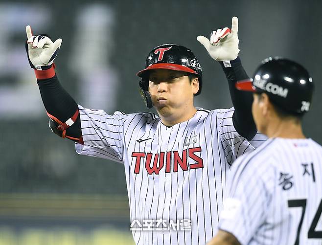 LG 김현수가 8일 잠실구장에서 열린 2025 KBO리그 키움과 경기 7회말 1사 2루 상황에서 키움 투수 원종현을 상대로 역전 적시타를 치고 세리머니를 하고 있다 .잠실 | 박진업 기자 upandup@sportsseoul.com