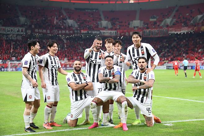 FC서울 선수들이 25일 (한국시간) 중국 상하이에 있는 SAIC 푸동 축구경기장에서 열린 2025~2026 아시아축구연맹 챔피언스리그 엘리트(ACLE) 동아시아 리그 스테이지 5라운드 상하이 하이강과 원정 경기에서 후반 린가드의 선제골이 터진 뒤 단체 뒤풀이하고 있다. 사진 | FC서울